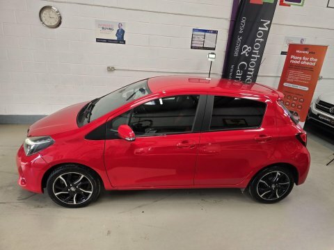 Toyota Yaris 2015 65 1.33 Red #5