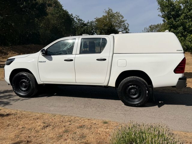 Toyota HILUX Pickup White #3