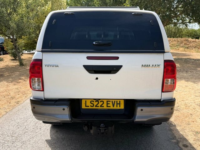 Toyota HILUX Pickup White #6