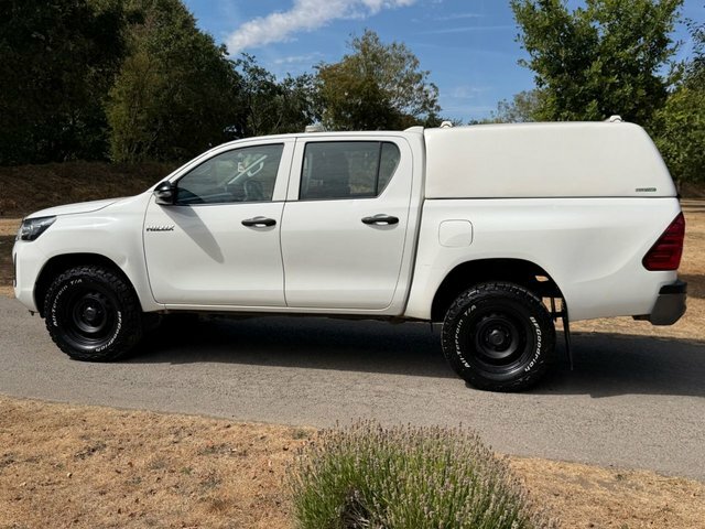 Toyota HILUX Pickup White #4