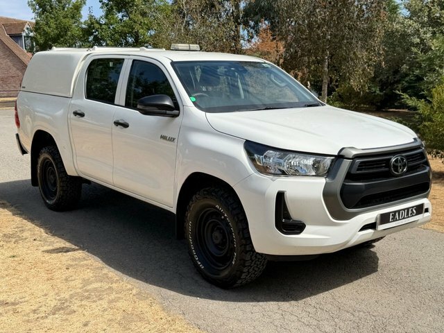 Toyota HILUX Pickup White #2