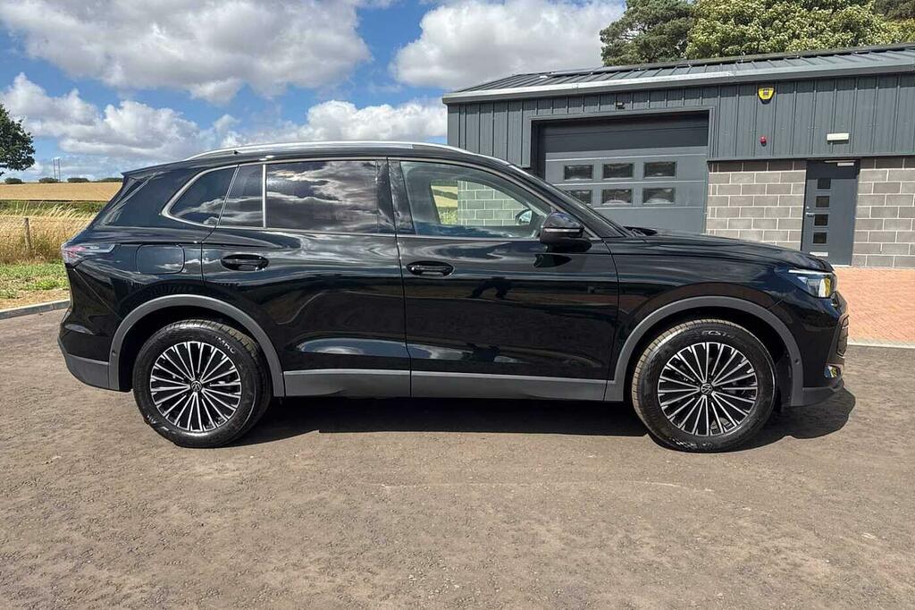 Volkswagen Tiguan 1.5 Etsi 150 Match Dsg Black #4