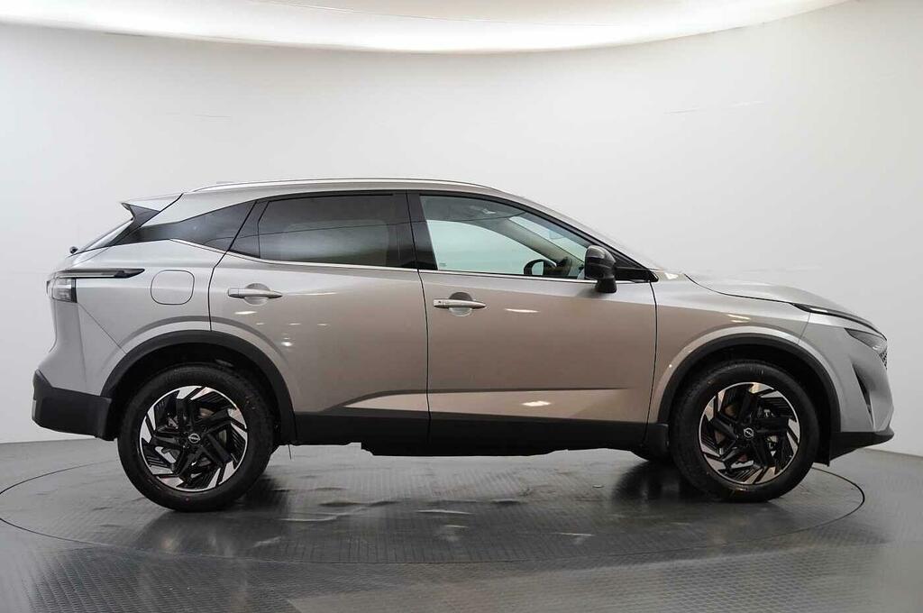 Nissan Qashqai 1.3 Dig-t Mh 158 N-connecta With Sat Nav And Silver #6