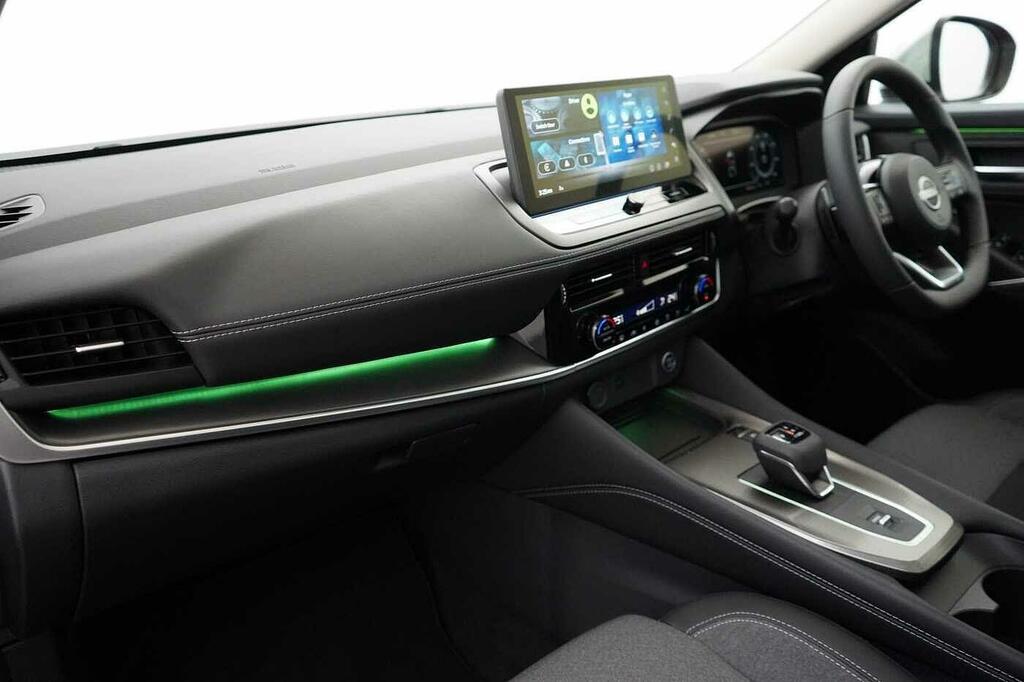 Nissan Qashqai 1.3 Dig-t Mh 158 N-connecta With Sat Nav And Silver #2