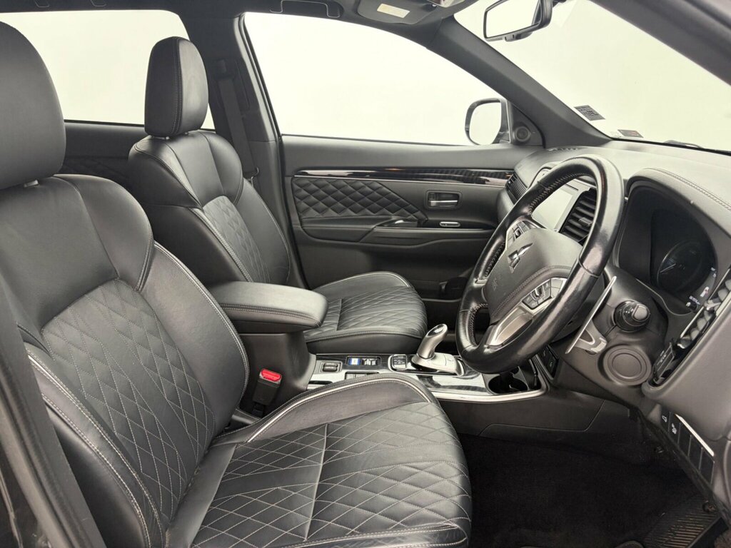 Mitsubishi Outlander 2.4H Twinmotor 13.8Kwh Dynamic Suv Plug Red #10