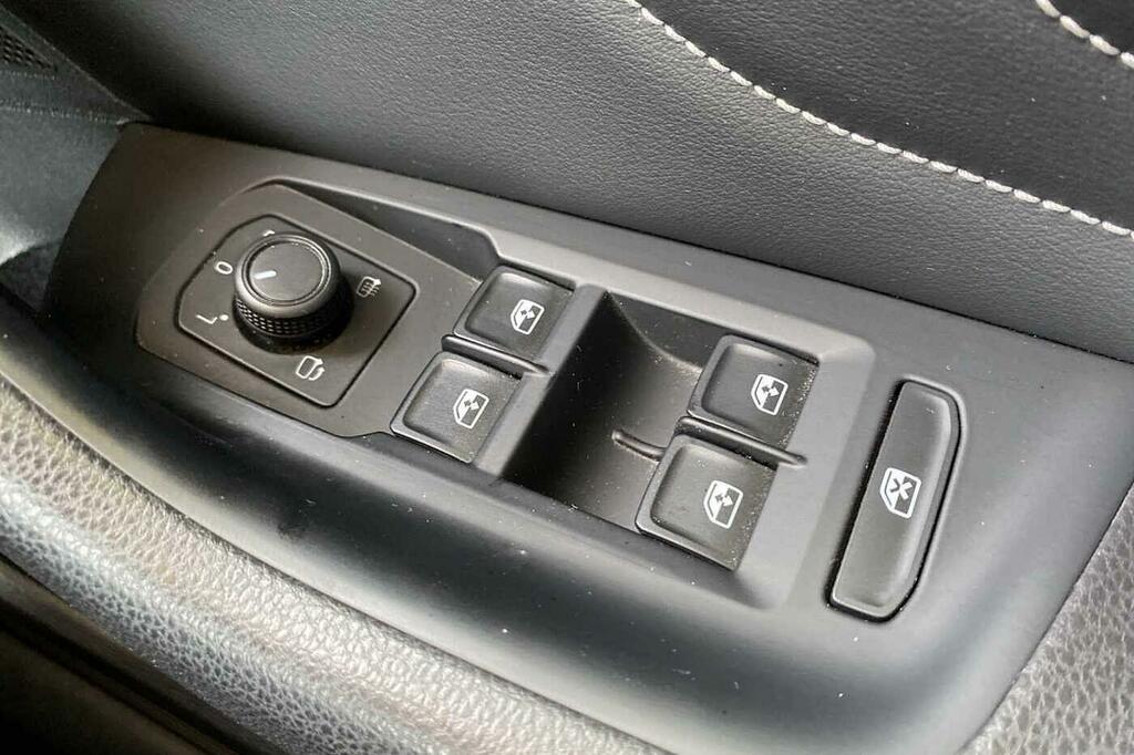 Volkswagen Passat Estate Executive 2.0 Tdi Bmt 140Ps 6-Speed Dsg 5 D Grey #25