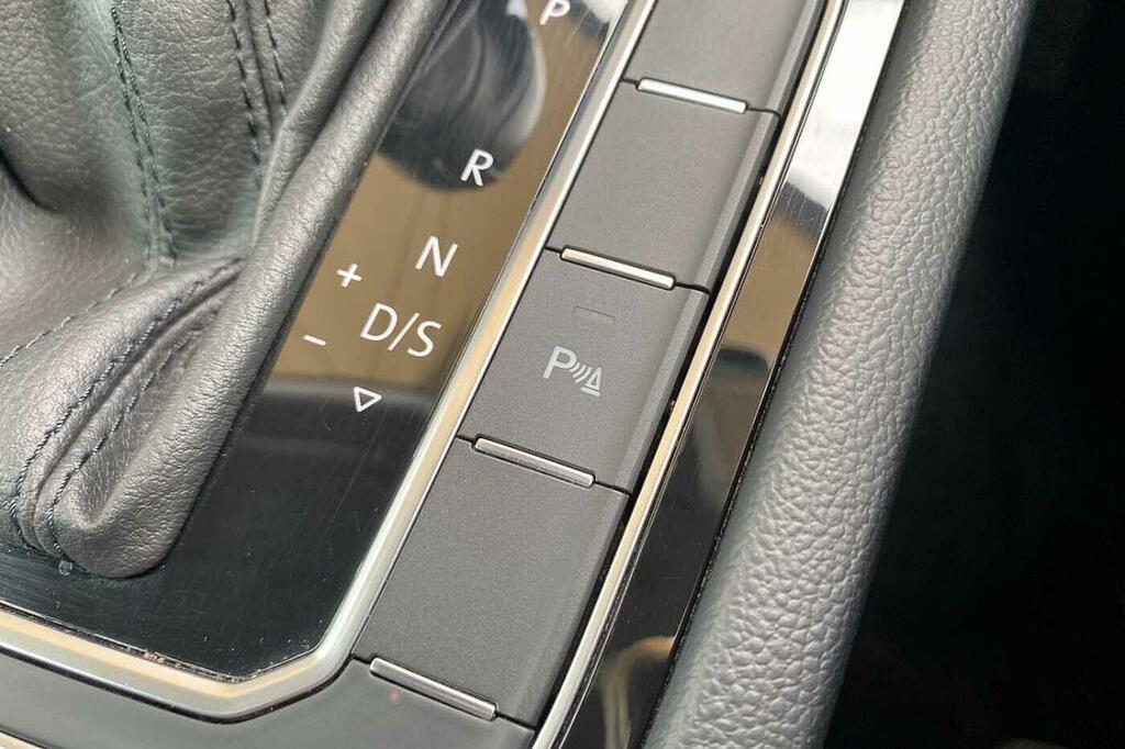 Volkswagen Passat Estate Executive 2.0 Tdi Bmt 140Ps 6-Speed Dsg 5 D Grey #33