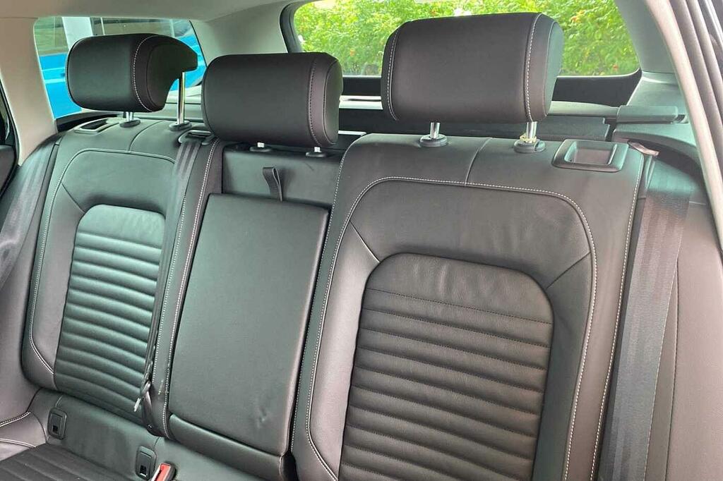 Volkswagen Passat Estate Executive 2.0 Tdi Bmt 140Ps 6-Speed Dsg 5 D Grey #9