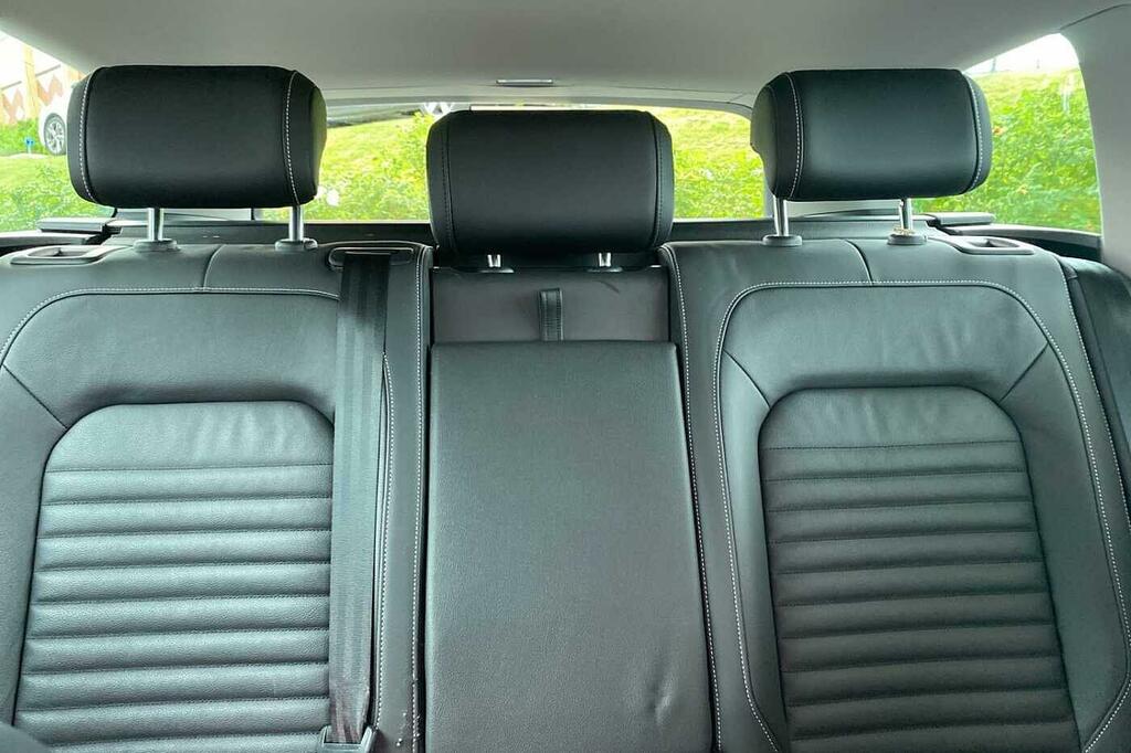 Volkswagen Passat Estate Executive 2.0 Tdi Bmt 140Ps 6-Speed Dsg 5 D Grey #41