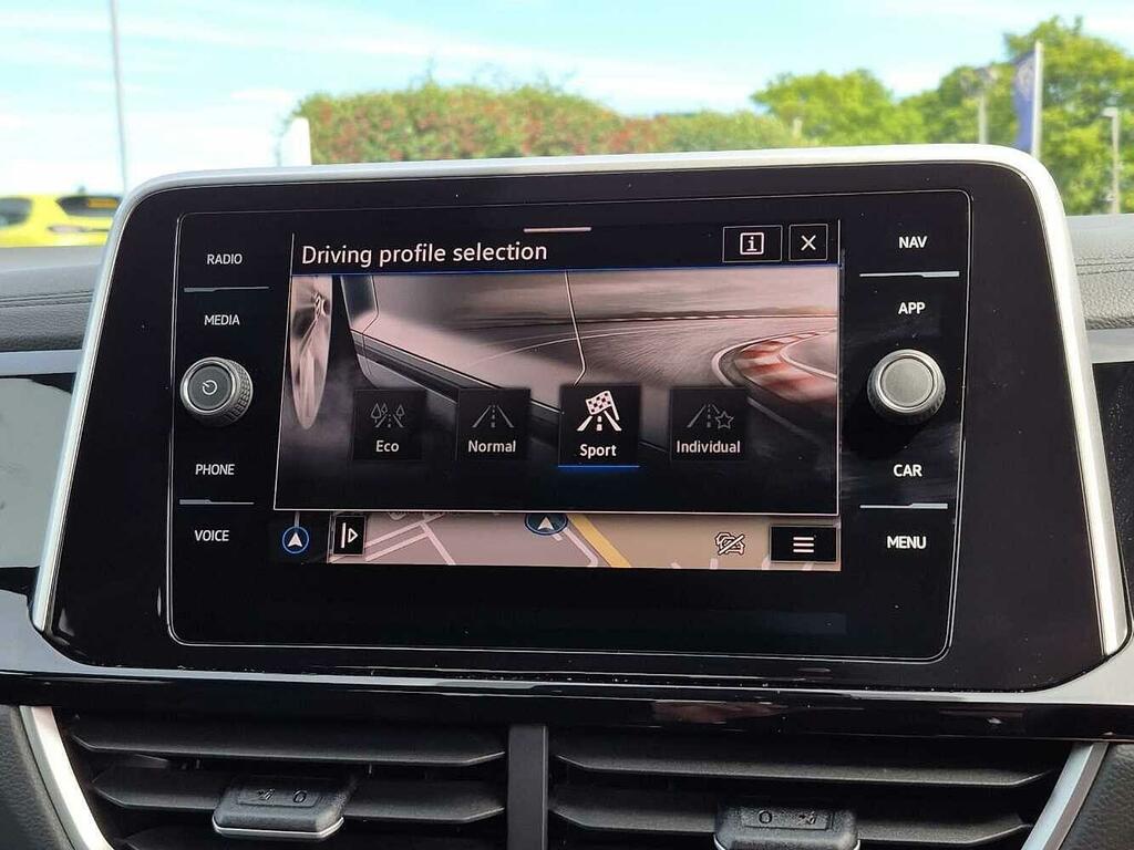 Volkswagen T-Roc Volkswagen T-roc Hatchback 1.5 Etsi 150 Life D White #26