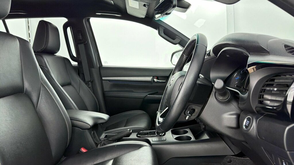Toyota HILUX Pickup Black #12