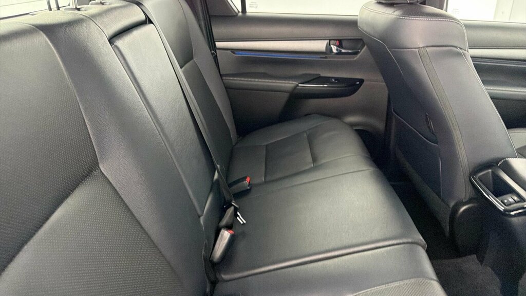 Toyota HILUX Pickup Black #8
