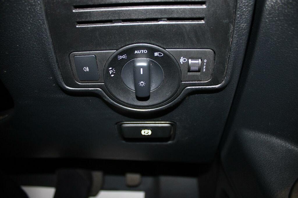 Mercedes-Benz eVito 150Kw 100Kwh Premium 9-Seater Silver #31
