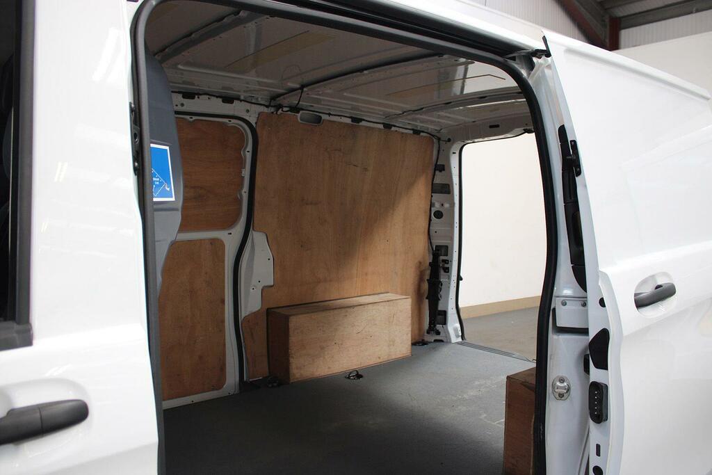 Mercedes-Benz eVito 150Kw 100Kwh Premium 9-Seater Silver #13