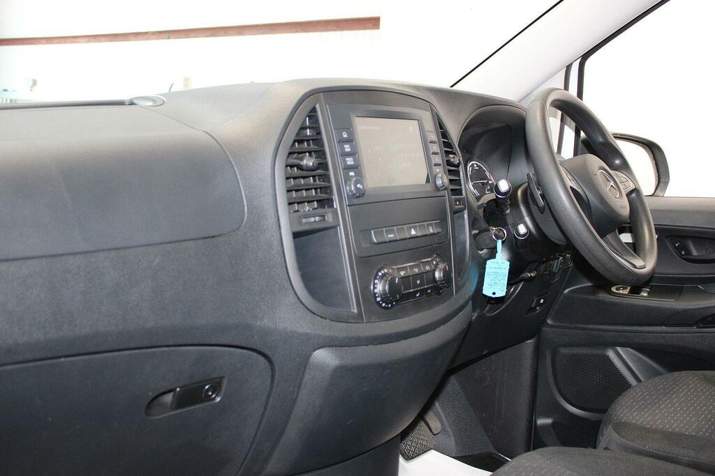 Mercedes-Benz eVito 150Kw 100Kwh Premium 9-Seater Silver #35