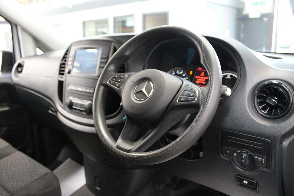 Mercedes-Benz eVito 150Kw 100Kwh Premium 9-Seater Silver #25