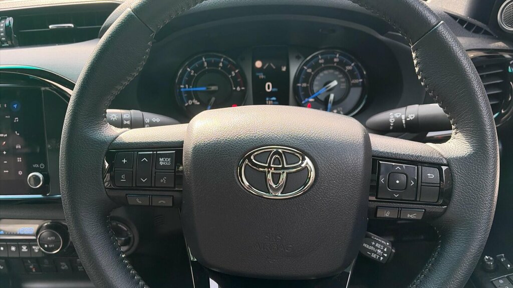 Toyota HILUX 2.8L Invincible X Grey #10