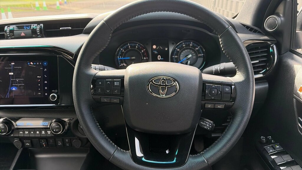 Toyota HILUX 2.8L Invincible X Grey #7