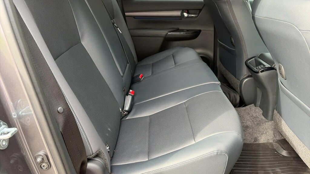 Toyota HILUX 2.8L Invincible X Grey #15