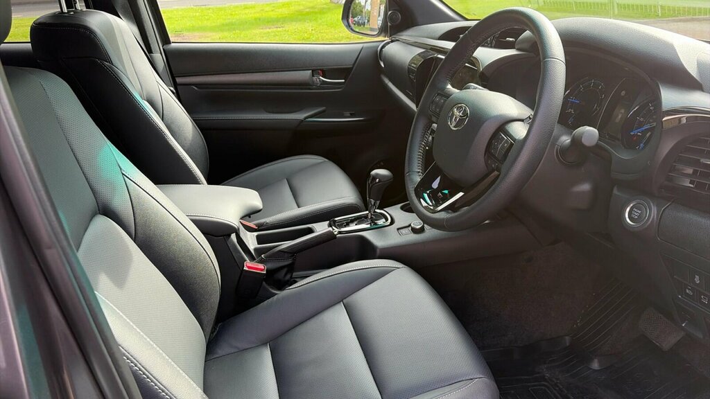 Toyota HILUX 2.8L Invincible X Grey #12