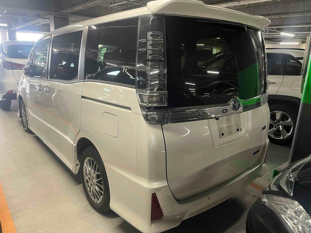 Toyota Voxy Mpv 202121 White #2