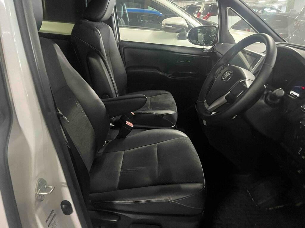 Toyota Voxy Mpv 202121 White #5