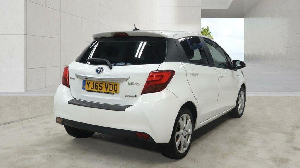 Toyota Yaris 1.5 Vvt-h Sport E-cvt Euro 6 White #4