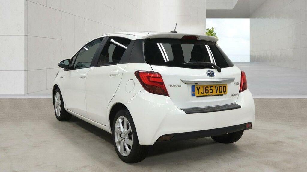 Toyota Yaris 1.5 Vvt-h Sport E-cvt Euro 6 White #3
