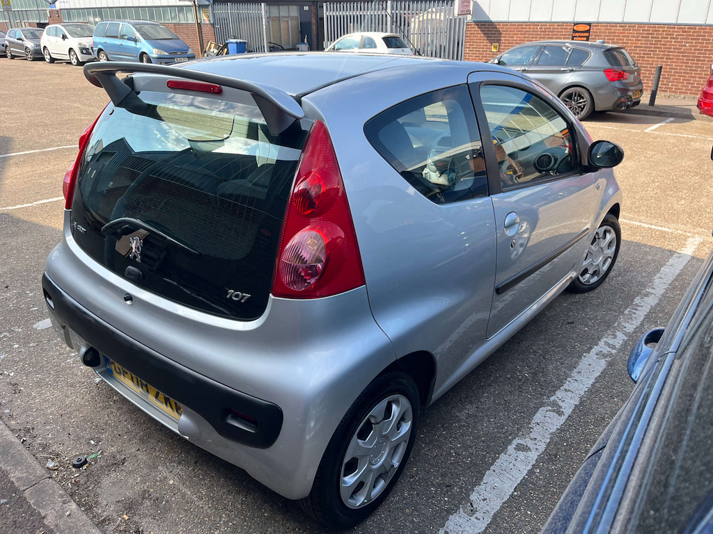 Peugeot 107 Urban Silver #2
