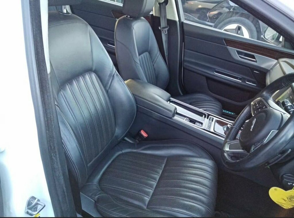 Jaguar XF 2L Portfolio White #3