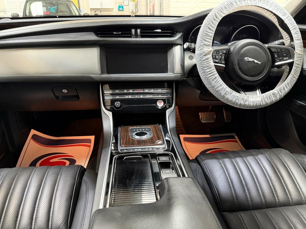 Jaguar XF 2L Portfolio White #2