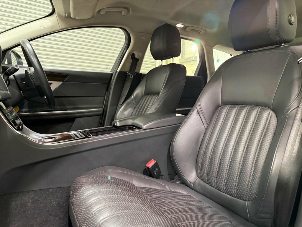 Jaguar XF 2L Portfolio White #3