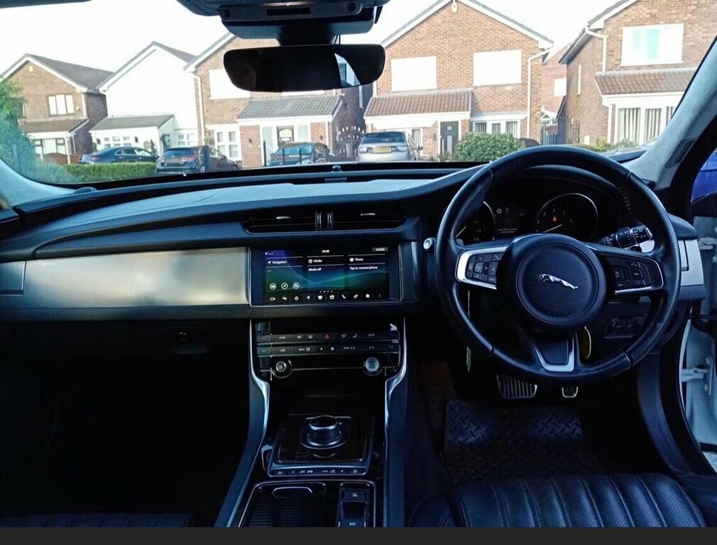 Jaguar XF 2L Portfolio White #2