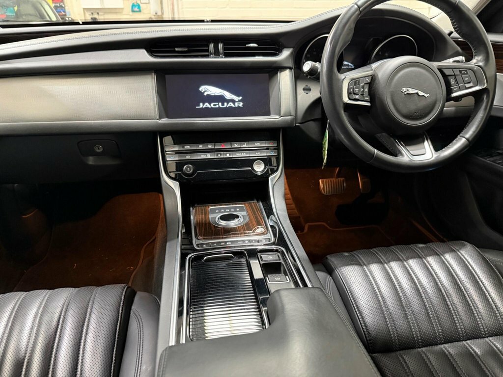 Jaguar XF 2L Portfolio White #2