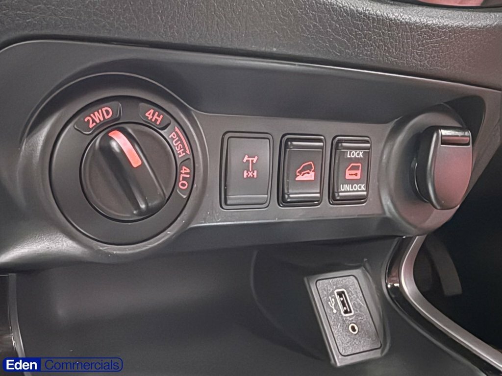 Nissan Navara Navara Tekna Dci White #24