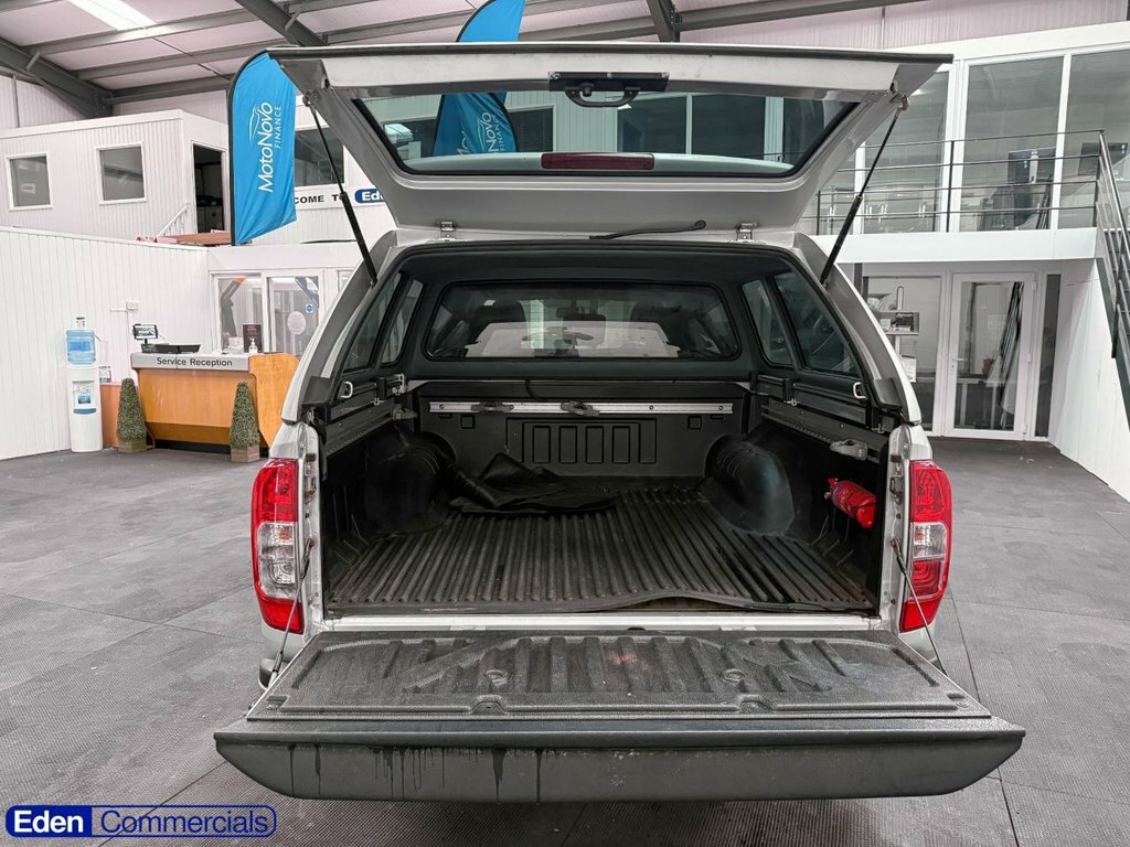 Nissan Navara Navara Tekna Dci White #9