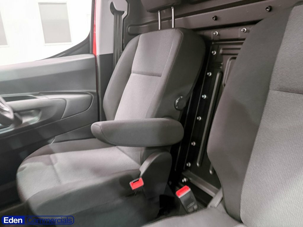 Vauxhall Combo-e Life 52Kwh Design XL Mpv 7.4Kw Charg #18