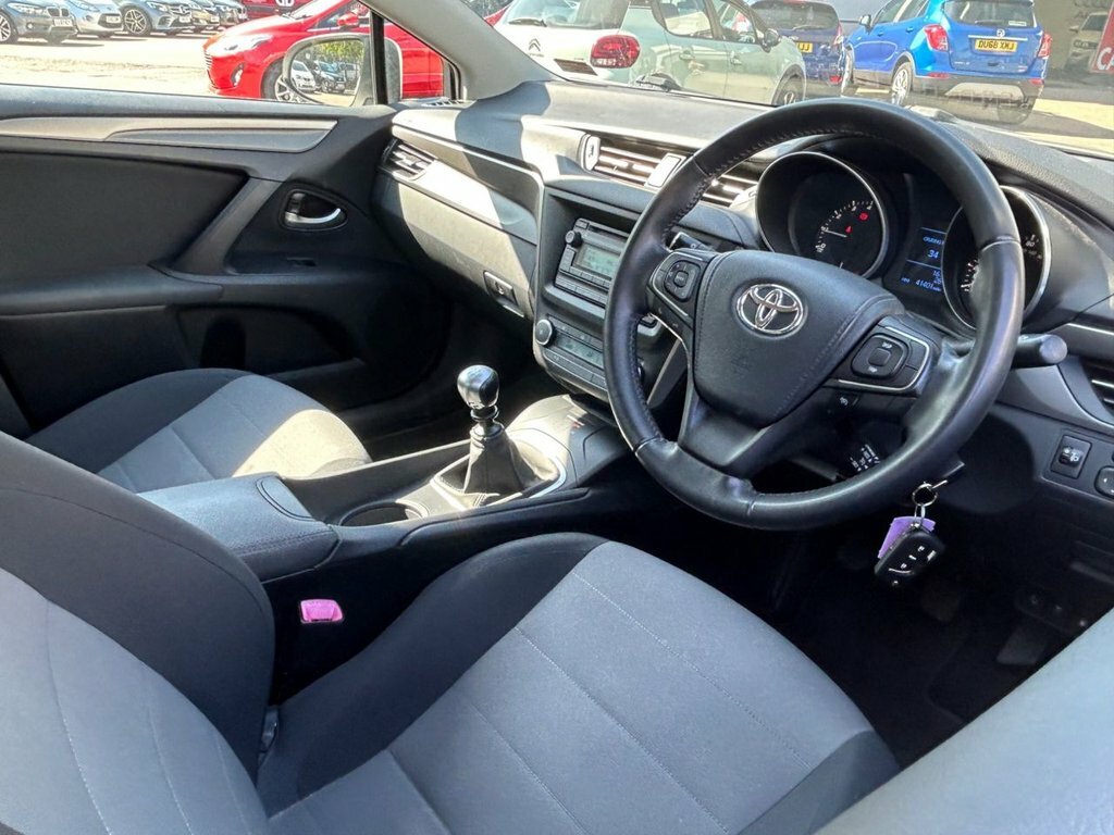 Toyota Avensis 1.8 Valvematic Design 145 Bhp Red #7