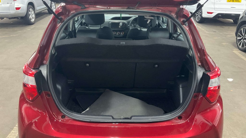 Toyota Yaris Vvt-i Icon Tech Red #9