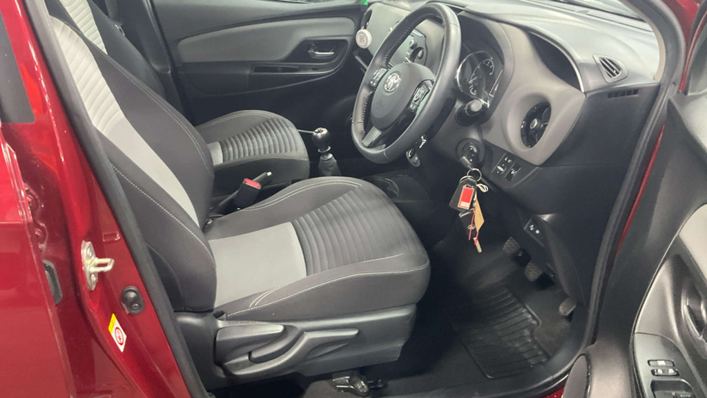 Toyota Yaris Vvt-i Icon Tech Red #11