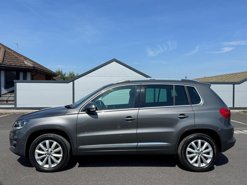Volkswagen Tiguan Tiguan R Line Tdi Bluemotion Technology 4Motion S- White #9