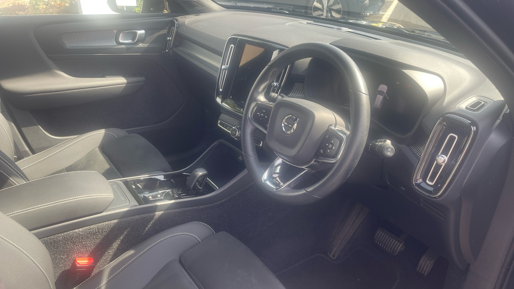 Volvo XC40 Plus, B3 Mild Hybrid, Dark LM22UJJ Black #4