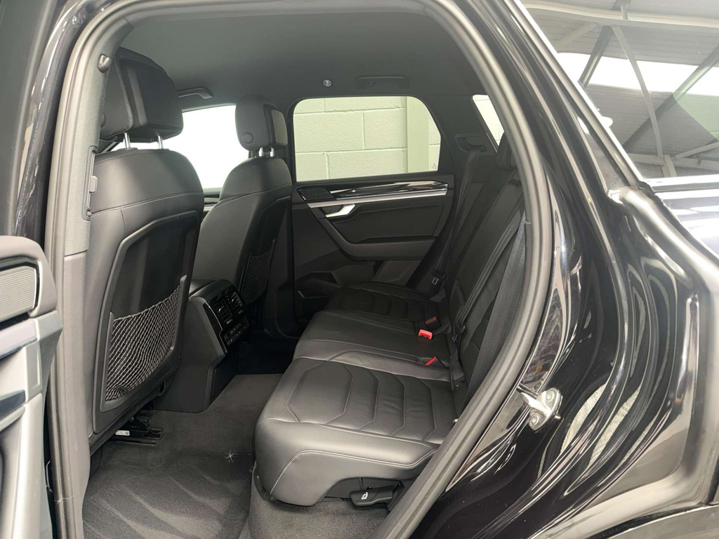 Volkswagen Touareg Black #15
