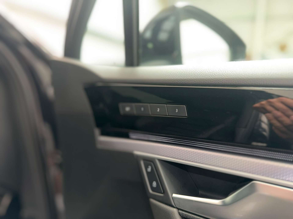 Volkswagen Touareg Black #17