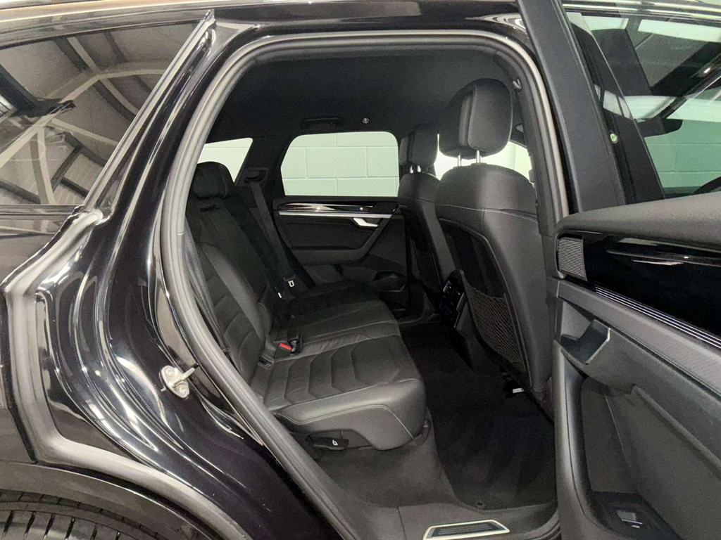 Volkswagen Touareg Black #14