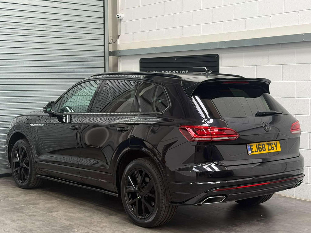 Volkswagen Touareg Black #8