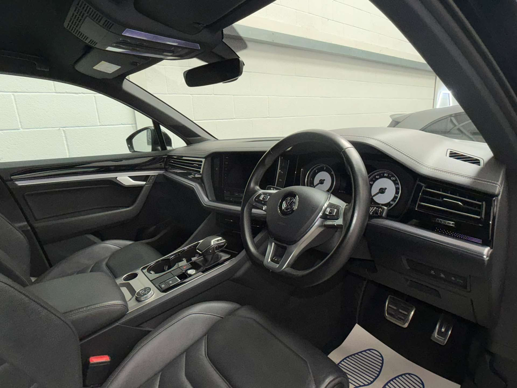 Volkswagen Touareg Black #10