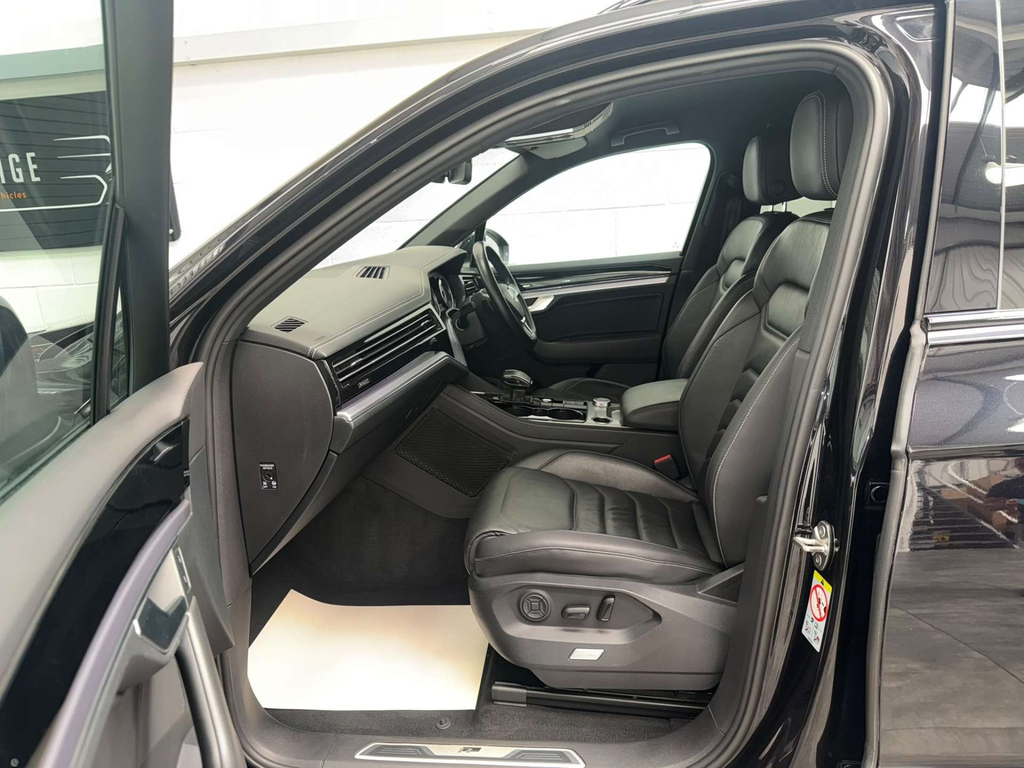 Volkswagen Touareg Black #13