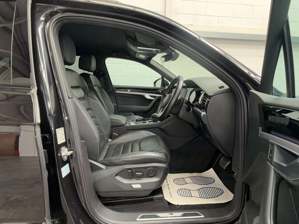 Volkswagen Touareg Black #11