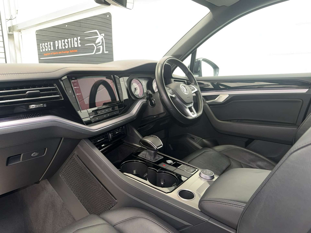 Volkswagen Touareg Black #12